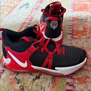 Nike LeBron Witness 7 Basketball Shoes (size 7 youth)